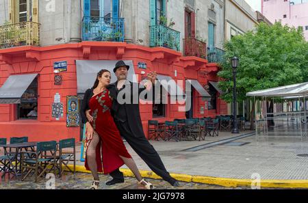 Ballerini di Tango, Tango Argentina di fronte al ristorante, il quartiere la Boca, Buenos Aires, Argentina Foto Stock