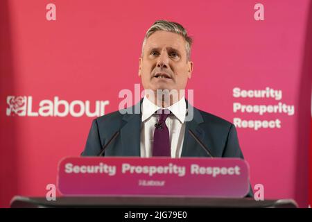 Il leader del lavoro Keir Starmer nel corso di una conferenza stampa presso la sede del Partito Laburista a Victoria, nel centro di Londra, dopo che la polizia di Durham ha detto che lui e il suo vice Angela Rayner non sono stati rilasciati con avvisi fissi di penalità per presunte violazioni della regolamentazione di blocco durante la campagna elettorale nell'aprile 2021. Data foto: Venerdì 8 luglio 2022. Foto Stock