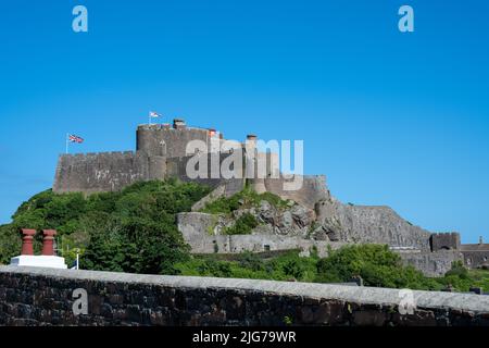 L'iconico Castello di EMont Orgueil custodisce l'ingresso al porto di Gorey della dipendenza della Corona britannica di Jersey, Isole del canale, Isole britanniche. Foto Stock