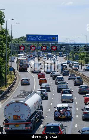 Bristol, Regno Unito. 8th luglio 2022. La fuga del venerdì soleggiato conduce alla congestione sull'autostrada M5. 40 MPH sono in vigore limitazioni di velocità sul tratto gestito dell'autostrada M5 a Filton a causa del volume di traffico che si dirige verso sud verso Devon e Cornovaglia. Nonostante l'elevato costo del carburante, le persone continuano a fare affidamento sulle loro auto. Autostrade Inghilterra segnalano velocità medie di 18 MPH. Credit: JMF News/Alamy Live News Foto Stock