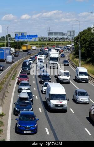 Bristol, Regno Unito. 8th luglio 2022. La fuga del venerdì soleggiato conduce alla congestione sull'autostrada M5. 40 MPH sono in vigore limitazioni di velocità sul tratto gestito dell'autostrada M5 a Filton a causa del volume di traffico che si dirige verso sud verso Devon e Cornovaglia. Nonostante l'elevato costo del carburante, le persone continuano a fare affidamento sulle loro auto. Autostrade Inghilterra segnalano velocità medie di 18 MPH. Credit: JMF News/Alamy Live News Foto Stock