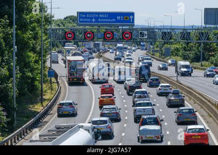 Bristol, Regno Unito. 8th luglio 2022. La fuga del venerdì soleggiato conduce alla congestione sull'autostrada M5. 40 MPH sono in vigore limitazioni di velocità sul tratto gestito dell'autostrada M5 a Filton a causa del volume di traffico che si dirige verso sud verso Devon e Cornovaglia. Nonostante l'elevato costo del carburante, le persone continuano a fare affidamento sulle loro auto. Autostrade Inghilterra segnalano velocità medie di 18 MPH. Credit: JMF News/Alamy Live News Foto Stock