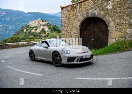 Rievocazione della foto classica della Porsche 911 nella sezione storica del Rally di Monte Carlo 1965 con la moderna vettura sportiva Porsche GT3, nella Foto Stock