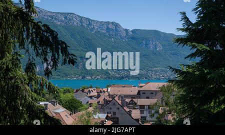 Annecy, Francia - Luglio 2 2022: La città storica e il lago Lac d'Annecy nelle Alpi francesi. Foto Stock