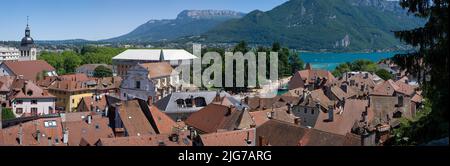 Annecy, Francia - Luglio 2 2022: La città storica e il lago Lac d'Annecy nelle Alpi francesi. Foto Stock