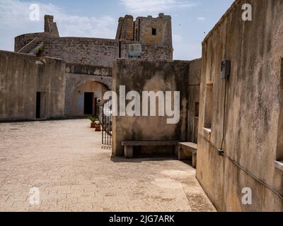 Piano superiore del castello di Otranto che domina la baia e che difende la città di Otranto, Puglia, Italia dai pirati maromani Foto Stock