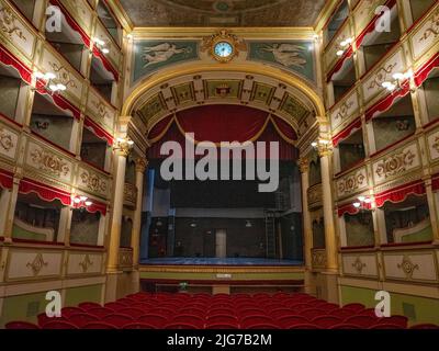 Vista interna del Jewel Box Teatro Paisiello del 17th secolo con le sue casse ornate, soffitto, palco e 320 posti a sedere in velluto Foto Stock