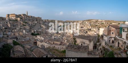 Vista panoramica dei sassi o del centro storico di Matera, Basilicata, Italia con la sua cattedrale e le case scavate nelle colline circostanti. Foto Stock