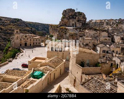 Vista panoramica dei Sassi di Matera, le antiche abitazioni rupestri e la città vecchia di Matera, Italia che risale al Paleolitico Foto Stock