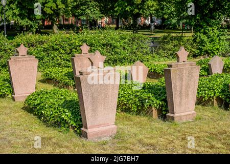 Tombe degli ufficiali, Cimitero sovietico d'onore, Bassinplatz, Potsdam, Brandeburgo, Germania Foto Stock