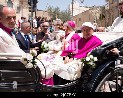 Un arcivescovo e vescovo della regione di Matera ha guidato in una carrozza durante la processione della Madonna marrone, rito annuale della città Foto Stock