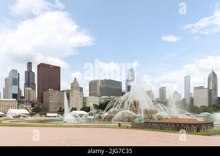 La Buckingham Fountain, nell'area di Grant Park nel centro di Chicago, con lo skyline sullo sfondo. Foto Stock