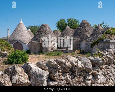 Trulli case della regione Puglia di Alberobello con tetti conici originari di epoca preistorica realizzati in massi calcarei e senza mortar Foto Stock