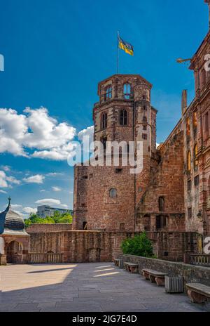 Vista sul campanile ottagonale dalla terrazza del Castello di Heidelberg. Baden Wuerttemberg, Germania, Europa Foto Stock