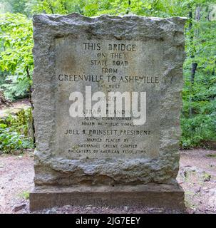 Il grande marcatore storico di pietra per Poinsett Bridge in South Carolina elenca le informazioni sul ponte. Foto Stock