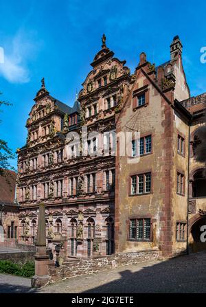 Vista sul palazzo Friedrich (Rinascimento tedesco) del castello di Heidelberg dal patio. Baden Wuerttemberg, Germania, Europa Foto Stock