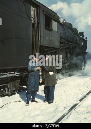 Atchison, Topeka e Santa Fe railroad conductor George E. Burton e ingegnere J.W. Edwards confrontando il tempo prima di tirare fuori Corwith cantiere ferroviario di Chillicothe, Illinois, Chicago, Ill. Foto Stock