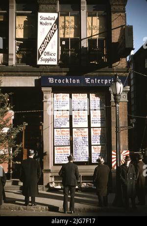 Gli uomini la lettura in primo piano posted in angolo di strada di Brockton Enterprise giornale, Brockton, messa. Foto Stock