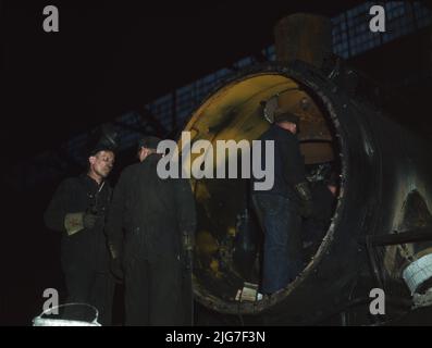 Lavoro sulla caldaia di una locomotiva presso i 40th negozi di strada del C&amp; NW RR [e. Chicago e North Western Railroad], Chicago, Ill. Foto Stock