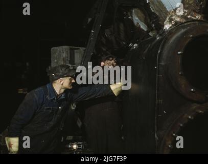 Lavorare sul cilindro di una locomotiva al C&amp; NW RR [cioè Chicago e North Western Railroad], 40th Street shops, Chicago, Ill. Foto Stock