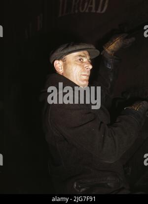 Frederick Batt, Brakeman, sul C&amp; NW RR [ad es Chicago e North Western Railroad], al cantiere Proviso, Chicago, Ill. Foto Stock