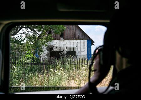 REGIONE DI ZAPORIZHZHIA, UCRAINA - 06 LUGLIO 2022 - distruzione causata dal bombardamento russo dei villaggi di prima linea nella regione di Zaporizhzhia. Tredici residenti rimasero a Malynivka e 34 a Poltavka. La maggior parte delle case sono state completamente o parzialmente distrutte a causa degli attacchi di artiglieria russa, nella regione di Zaporizhzhia, nel sud-est dell'Ucraina. Questa foto non può essere distribuita nella Federazione russa. Foto Stock