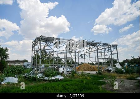 REGIONE DI ZAPORIZHZHIA, UCRAINA - 06 LUGLIO 2022 - dopo l'abbattimento russo di uno dei villaggi frontline nella regione di Zaporizhzhia. Tredici residenti rimasero a Malynivka e 34 a Poltavka. La maggior parte delle case sono state completamente o parzialmente distrutte a causa degli attacchi di artiglieria russa, nella regione di Zaporizhzhia, nel sud-est dell'Ucraina. Questa foto non può essere distribuita nella Federazione russa. Foto Stock