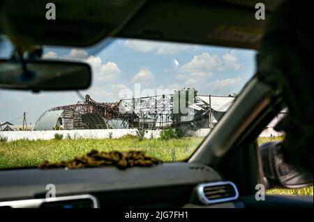 REGIONE DI ZAPORIZHZHIA, UCRAINA - 06 LUGLIO 2022 - dopo l'abbattimento russo di uno dei villaggi frontline nella regione di Zaporizhzhia. Tredici residenti rimasero a Malynivka e 34 a Poltavka. La maggior parte delle case sono state completamente o parzialmente distrutte a causa degli attacchi di artiglieria russa, nella regione di Zaporizhzhia, nel sud-est dell'Ucraina. Questa foto non può essere distribuita nella Federazione russa. Foto Stock