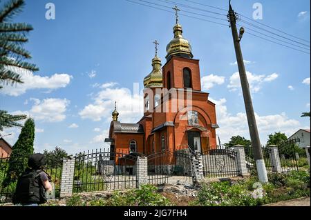 ZAPORIZHZHIA REGIONE, UCRAINA - 06 LUGLIO 2022 - una chiesa in un villaggio frontline della regione di Zaporizhzhia. Tredici residenti rimasero a Malynivka e 34 a Poltavka. La maggior parte delle case sono state completamente o parzialmente distrutte a causa degli attacchi di artiglieria russa, nella regione di Zaporizhzhia, nel sud-est dell'Ucraina. Questa foto non può essere distribuita nella Federazione russa. Foto Stock