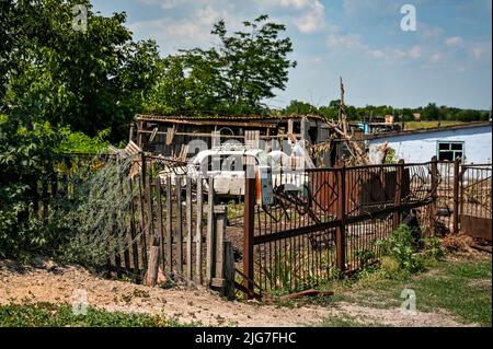 REGIONE DI ZAPORIZHZHIA, UCRAINA - 06 LUGLIO 2022 - dopo l'abbattimento russo di uno dei villaggi frontline nella regione di Zaporizhzhia. Tredici residenti rimasero a Malynivka e 34 a Poltavka. La maggior parte delle case sono state completamente o parzialmente distrutte a causa degli attacchi di artiglieria russa, nella regione di Zaporizhzhia, nel sud-est dell'Ucraina. Questa foto non può essere distribuita nella Federazione russa. Foto Stock