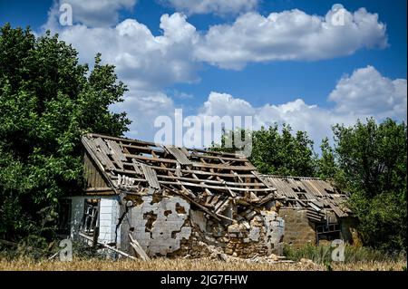 REGIONE DI ZAPORIZHZHIA, UCRAINA - 06 LUGLIO 2022 - distruzione causata dal bombardamento russo dei villaggi di prima linea nella regione di Zaporizhzhia. Tredici residenti rimasero a Malynivka e 34 a Poltavka. La maggior parte delle case sono state completamente o parzialmente distrutte a causa degli attacchi di artiglieria russa, nella regione di Zaporizhzhia, nel sud-est dell'Ucraina. Questa foto non può essere distribuita nella Federazione russa. Foto Stock