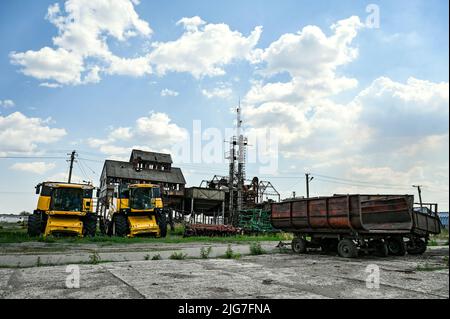 REGIONE DI ZAPORIZHZHIA, UCRAINA - 06 LUGLIO 2022 - dopo l'abbattimento russo di uno dei villaggi frontline nella regione di Zaporizhzhia. Tredici residenti rimasero a Malynivka e 34 a Poltavka. La maggior parte delle case sono state completamente o parzialmente distrutte a causa degli attacchi di artiglieria russa, nella regione di Zaporizhzhia, nel sud-est dell'Ucraina. Questa foto non può essere distribuita nella Federazione russa. Foto Stock