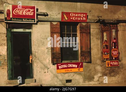 Natchez, Mississippi. [Firma pubblicità Coca-Cola, Orange Crush e Royal Crown Cola]. Foto Stock