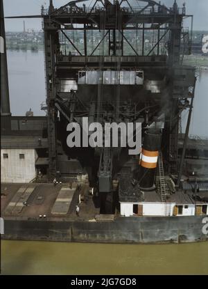 Caricamento del carbone in un freighter del lago ai moli della ferrovia della Pennsylvania, Sandusky, Ohio. Foto Stock