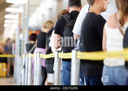 Colonia, Germania. 08th luglio 2022. La gente si accoda negli aeroporti della Renania settentrionale-Vestfalia nel terzo fine settimana di vacanza. Numerosi passeggeri si accodano all'interno e all'esterno dei terminal per passare attraverso la sicurezza. Credit: Thomas Banneyer/dpa/Alamy Live News Foto Stock