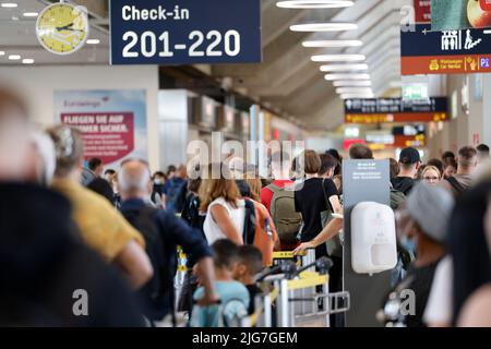 Colonia, Germania. 08th luglio 2022. Folle negli aeroporti della Renania Settentrionale-Vestfalia durante il terzo fine settimana di vacanza. Numerosi passeggeri accodati all'interno e all'esterno dei terminal per passare attraverso la sicurezza. Credit: Thomas Banneyer/dpa/Alamy Live News Foto Stock