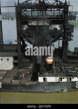 Caricamento del carbone in un freighter del lago ai moli della ferrovia della Pennsylvania, Sandusky, Ohio. Foto Stock