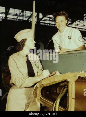 In precedenza era un'importante sociologia presso l'Università della California meridionale, la sig.ra Eloise J. Ellis (destra) ora "tiene 'em flyin'" alla base aerea navale, Corpus Christi, Texas. È un supervisore in servizio civile presso il reparto assemblaggio e riparazioni. È suo compito mantenere morale tra le donne aiutandole a risolvere i problemi di alloggio e altri problemi personali. Con lei è Jo Ann Whittington, un tirocinante DI NYA presso lo stabilimento. Foto Stock