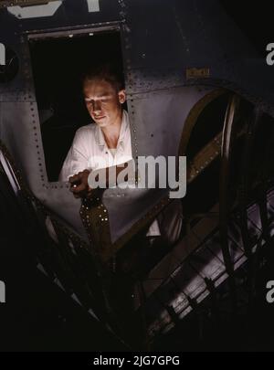 Come tirocinante NYA che lavora all'interno del naso di una PBY, Elmer J. Pace sta imparando la costruzione di aerei della Marina, Corpus Christi, base aerea navale, Texas. Foto Stock