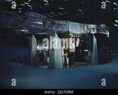 Lavorando su Wing di Consolidated Liberator Bomber, Consolidated Aircraft Corp Plant, Fort Worth, Texas. Foto Stock