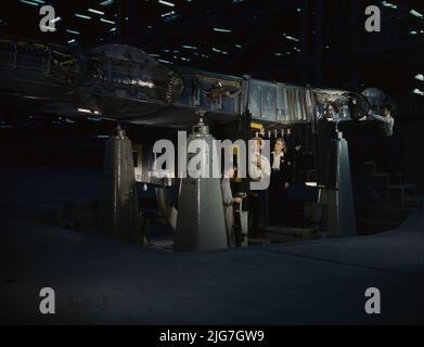 Lavorando sulla sezione centrale dell'ala presso lo stabilimento Consolidated Aircraft Corporation di Fort Worth, Texas. Foto Stock