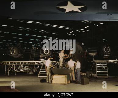 Ottenere una porta di naso pronto a mettere su un aereo di trasporto C-87 alla fine della linea di assemblaggio allo stabilimento Consolidated Aircraft Corporation, Fort Worth, Texas. Foto Stock