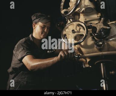 Operatore meccanico su parti di caldaia a combustione, Engineering Co., Chattanooga, Tennessee Foto Stock