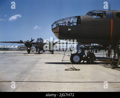 Nuovi bombardieri B-25 allineati per l'ispezione finale e prove al campo di volo di un impianto di aerei, North American Aviation, Inc., Calif. Si esibisce al soffitto di 25.000 piedi. Foto Stock