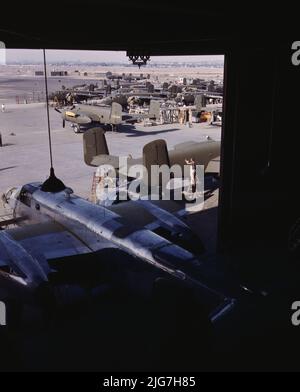 Un altro bombardiere del Nord America B-25 rotola fuori dalla linea di assemblaggio finale per unire altre navi sulla linea di assemblaggio esterna, Nord. Foto Stock