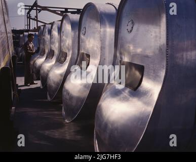 Bomba baie di benzina per i voli lunghi di B-25 bombardieri attendere l'assemblaggio nello stabilimento di North American Aviation, Inc., Inglewood, Calif. Questo stabilimento produce il bombardiere B-25 (Billy Mitchell) testato in battaglia utilizzato nel raid del generale Doolittle su Tokyo, E l'aereo da combattimento P-51 ("Mustang") che fu portato in primo luogo in rilievo dal raid britannico su Dieppe. Foto Stock