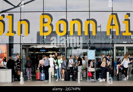 Colonia, Germania. 08th luglio 2022. La gente si accoda negli aeroporti della Renania settentrionale-Vestfalia nel terzo fine settimana di vacanza. Numerosi passeggeri si accodano all'interno e all'esterno dei terminal per passare attraverso la sicurezza. Credit: Thomas Banneyer/dpa/Alamy Live News Foto Stock