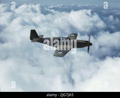 Nord Americano è P Mustang Fighter è in servizio con la Gran Bretagna la Royal Air Force, N[orth][A] merican aviazione, Inc., Inglewood, Calif. Foto Stock