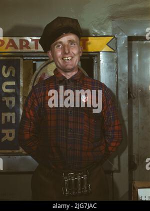 Garage meccanico vicino Newark, N.J. Badge indica il membro dell'Ufficio dei trasporti della Difesa. Foto Stock