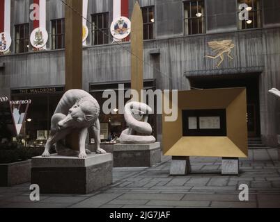 Esposizione delle Nazioni Unite presentata da OWI in Rockefeller Plaza, New York, N.Y. motivo centrale è stata questa cornice contenente copia della carta atlantica, con amplificatori ad ogni estremità che trasmettono discorsi di Roosevelt, Churchill e Chiang Kai-Shek ogni mezz'ora, e circondato da statue delle quattro libertà. [Libertà dal desiderio; libertà di parola]. Foto Stock
